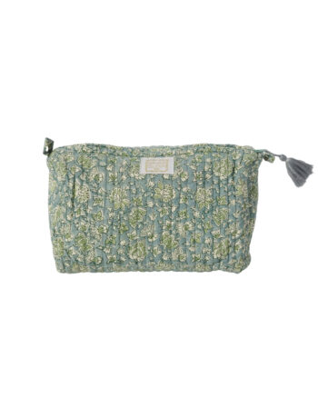 boho toilettas van Bonheur du Jour met handgemaakte blockprint bloemen en pompon