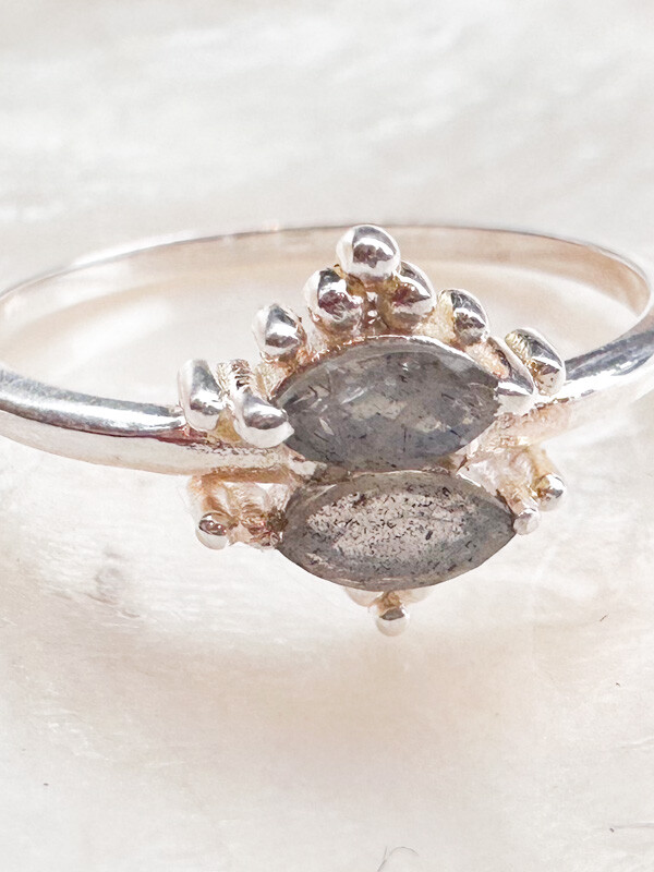 zilveren boho ring met labradorite muja juma