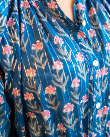 close-up blauwe blockprint blouse