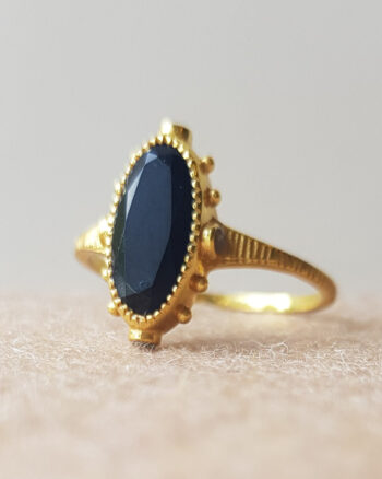 vergulde ring met zwarte onyx