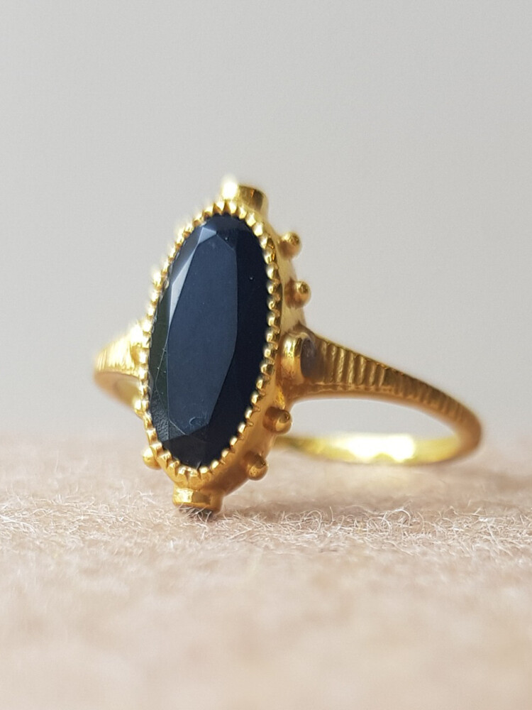 vergulde ring met zwarte onyx