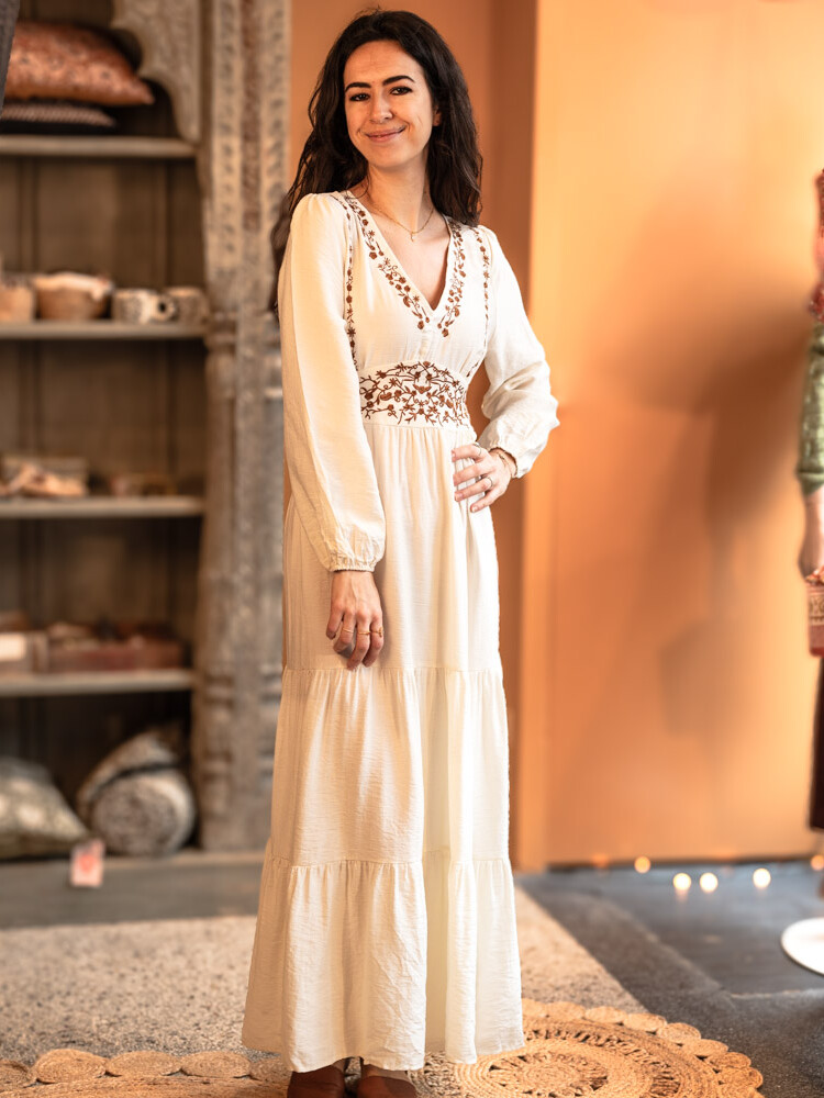 Lange witte boho jurk met bruin borduursel – luchtig en stijlvol