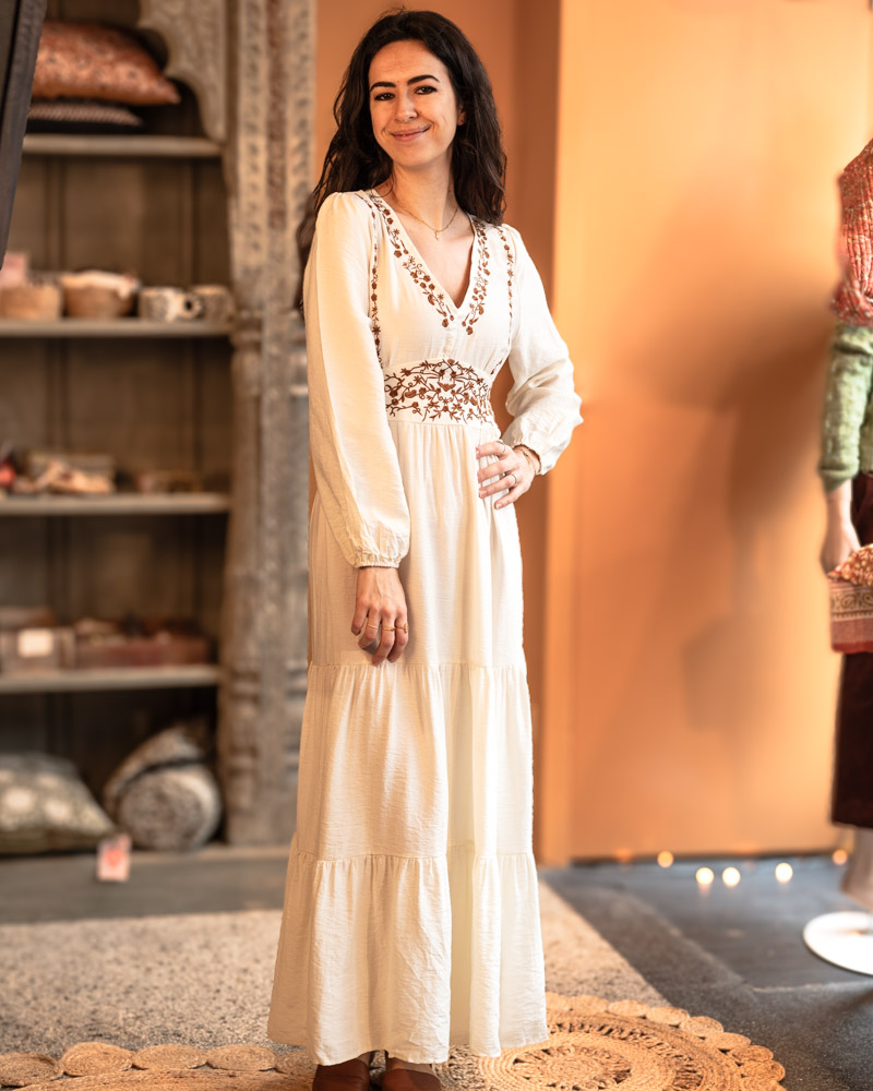 Lange witte boho jurk met bruin borduursel – luchtig en stijlvol