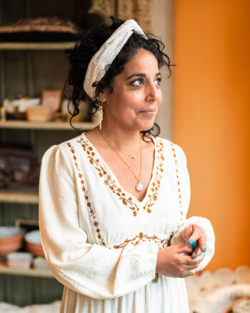 sfeerfoto gebroken witte haarband met broderie