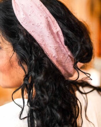 close-up foto roze broderie haarband
