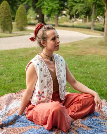 Witte bohemian waistcoat van katoen met gekleurd borduursel – Zahra van Garçonne
