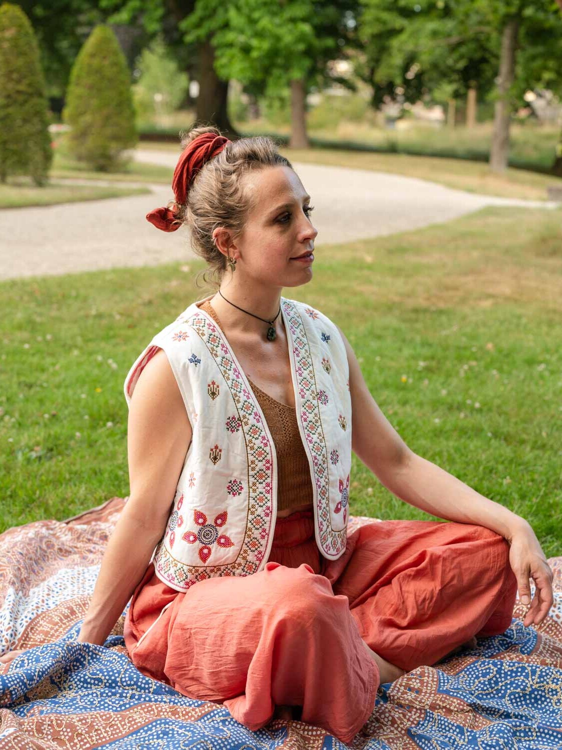 Witte bohemian waistcoat van katoen met gekleurd borduursel – Zahra van Garçonne