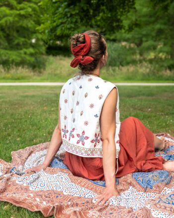 De Zahra waistcoat – wit met kleurrijke boho-details.