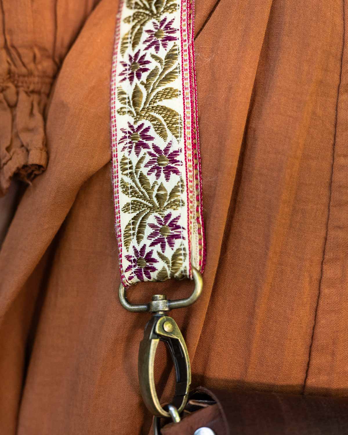Handgemaakte bohemian tassenband Soraya van La La Bella met bronzen karabijnsluitingen