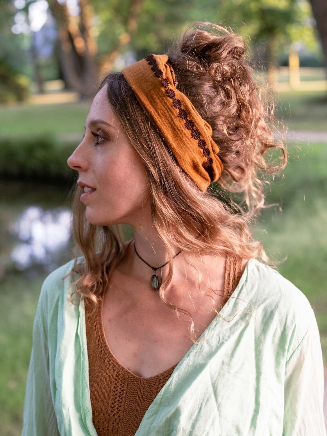 “Luna” – Caramel met Bruin Bloemetjesbandje