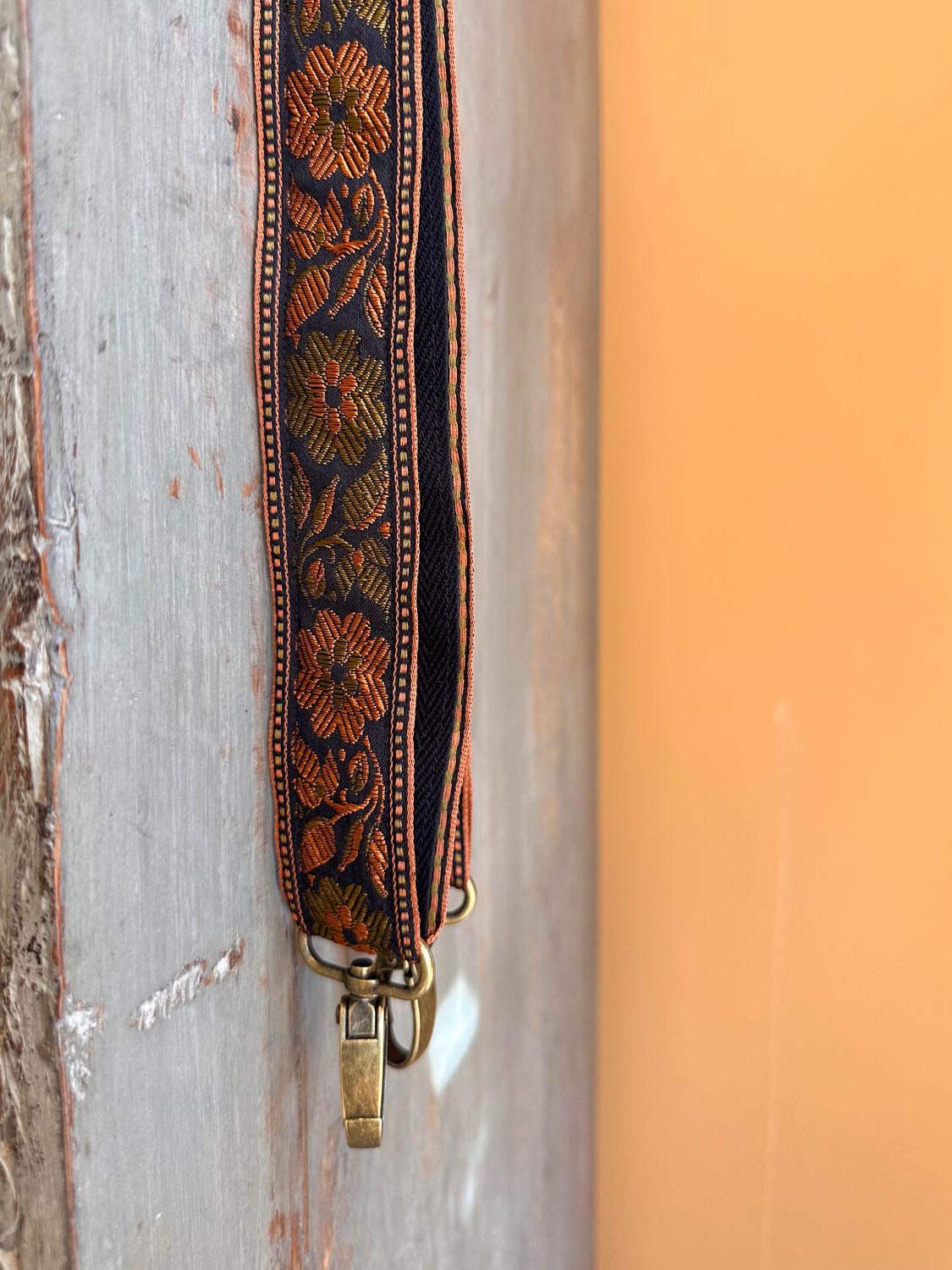 Tassenband Zayla – zwart met oranje en groen, handgemaakt met bronzen haken | La La Bella
