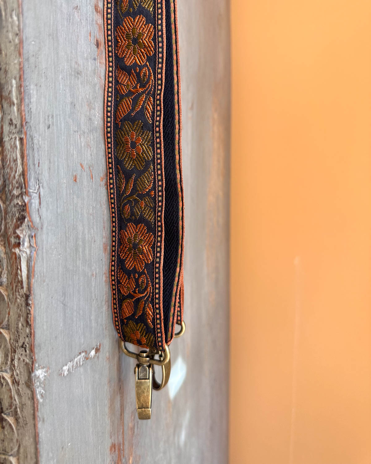 Tassenband Zayla – zwart met oranje en groen, handgemaakt met bronzen haken | La La Bella
