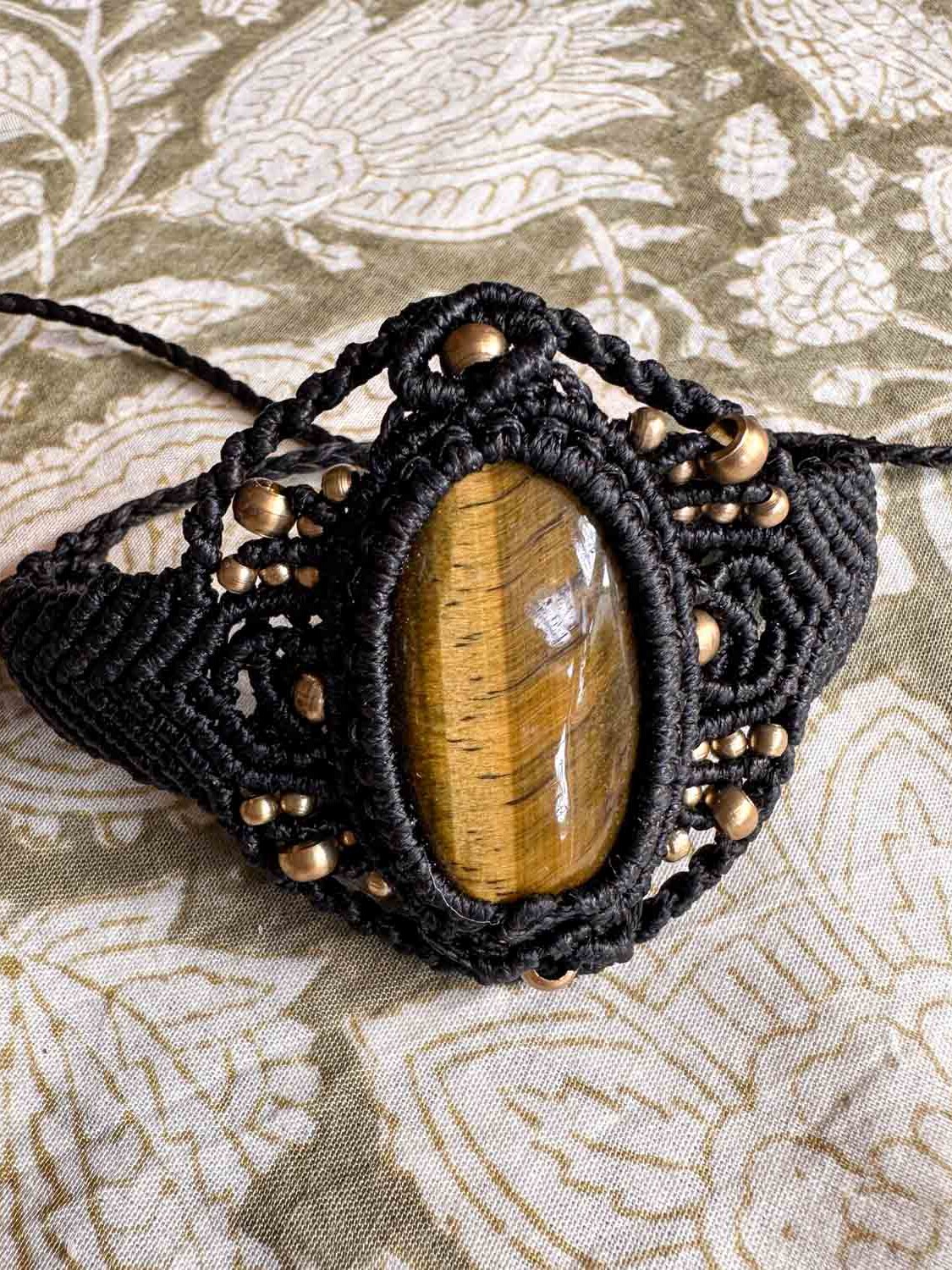 Zwarte macramé armband Sol – handgemaakte boho armband met gele accenten