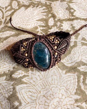 Macramé armband Auri – bruine boho armband met zeeblauwgroene steen