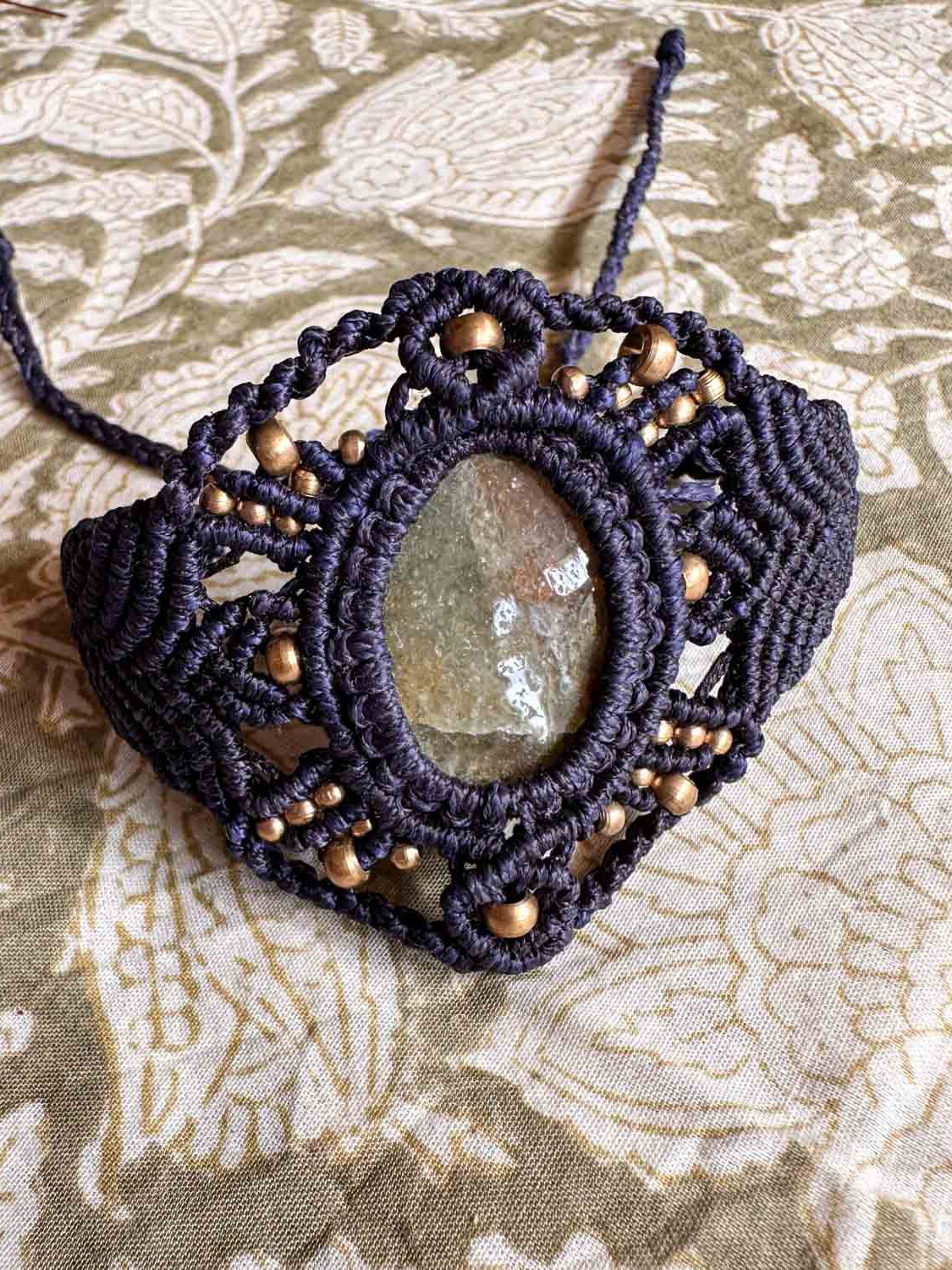 Macramé armband Gaia – donkerblauwe boho armband met jade-kleurige steen