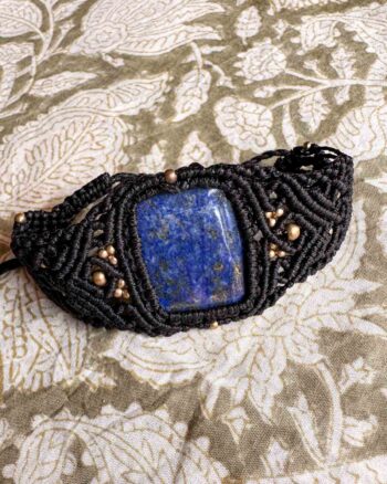Macramé armband Noor – zwarte boho armband met lapis lazuli steen