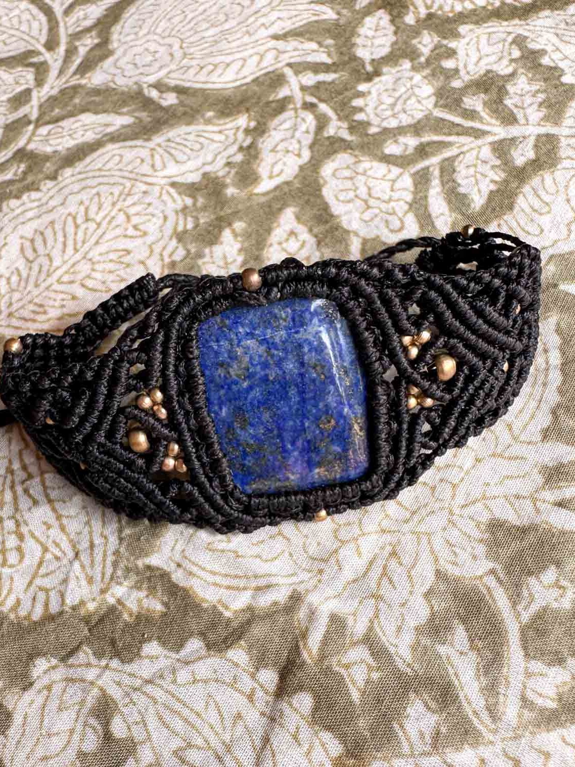 Macramé armband Noor – zwarte boho armband met lapis lazuli steen