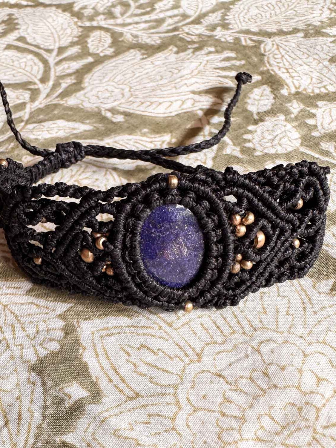 Macramé armband Zora – zwarte boho armband met kleine Lapis Lazuli steen