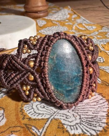 Bruine handgemaakte macramé armband Auri met zeeblauwgroene steen
