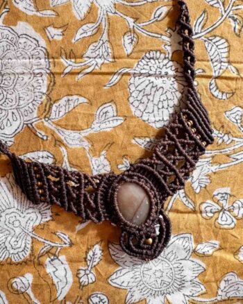 Macramé ketting Asha – handgemaakte boho ketting bruin met lichtroze steen