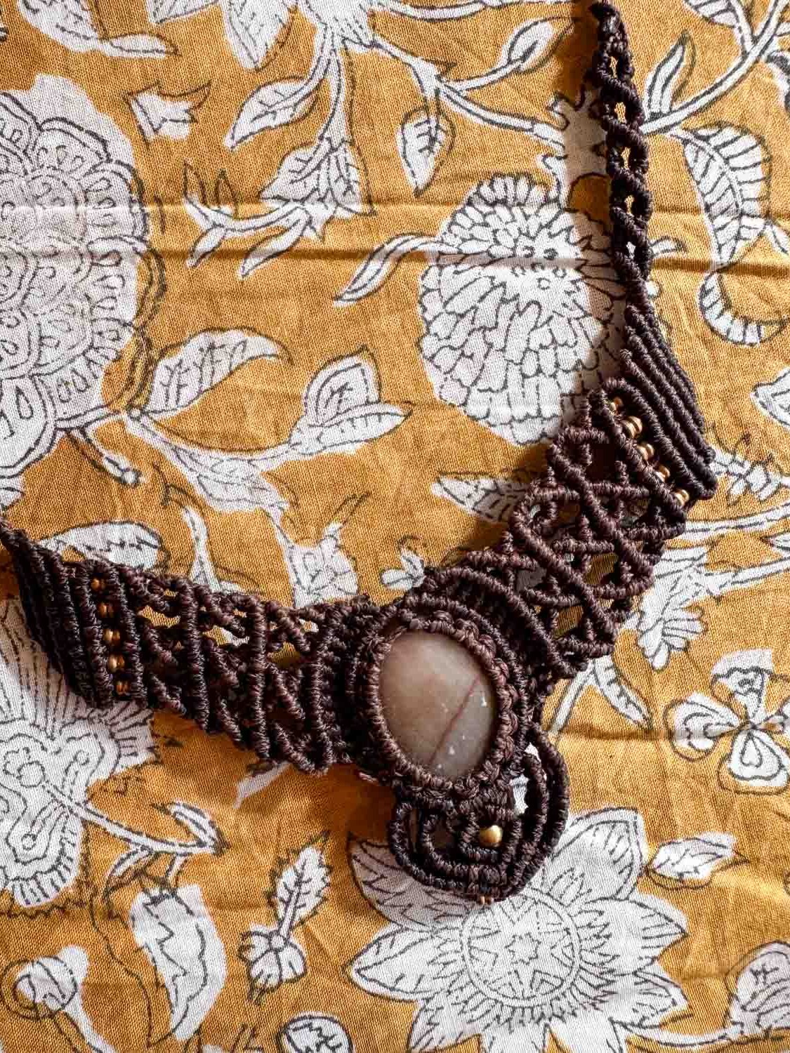 Macramé ketting Asha – handgemaakte boho ketting bruin met lichtroze steen