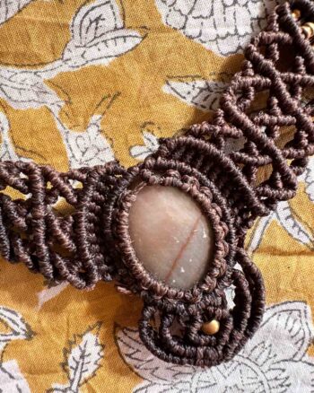 Handgemaakte macramé ketting Asha van bruin katoen met lichtroze steen