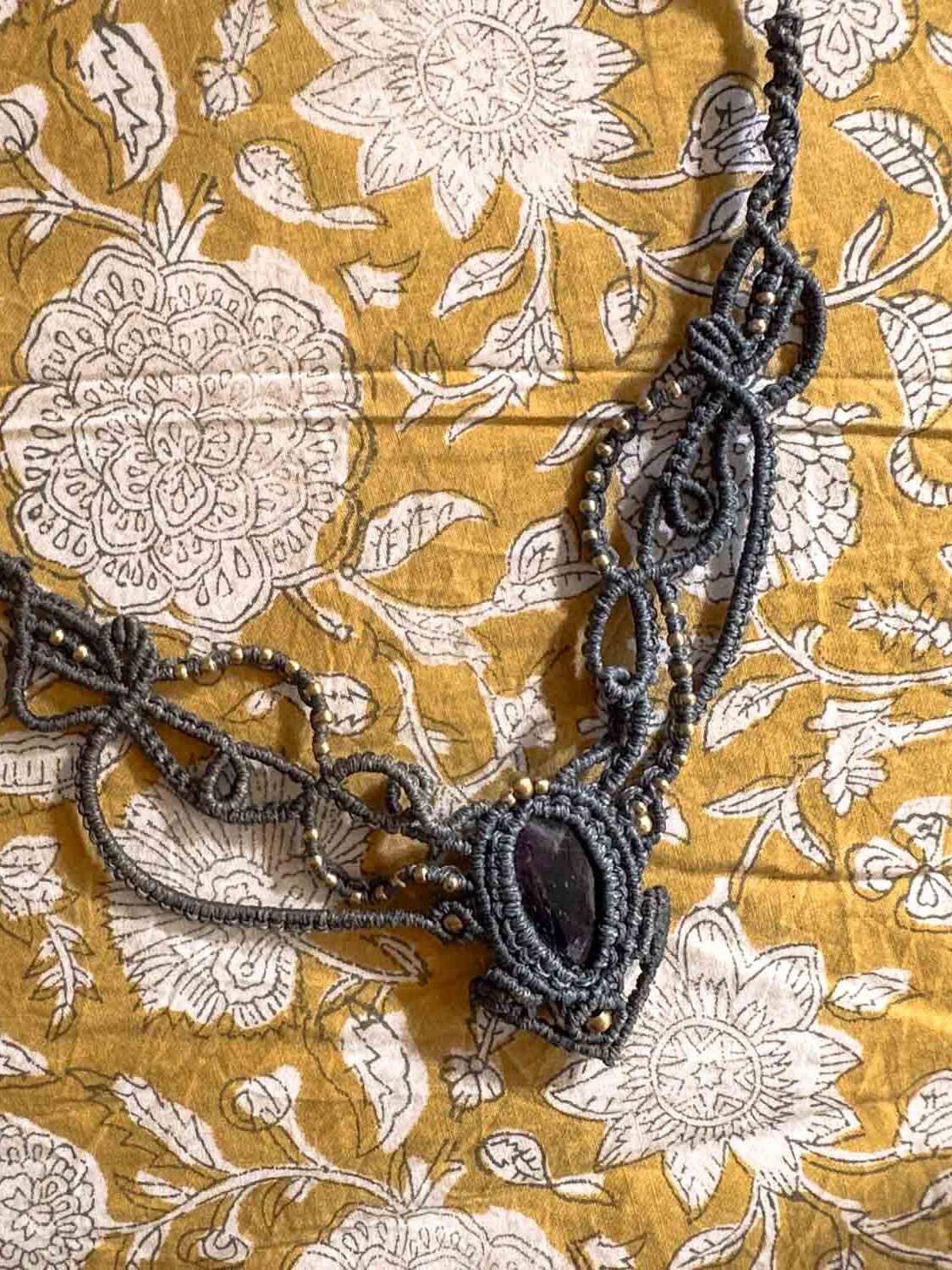 Macramé ketting Nyra – handgemaakte boho ketting grijs met donkerpaarse steen