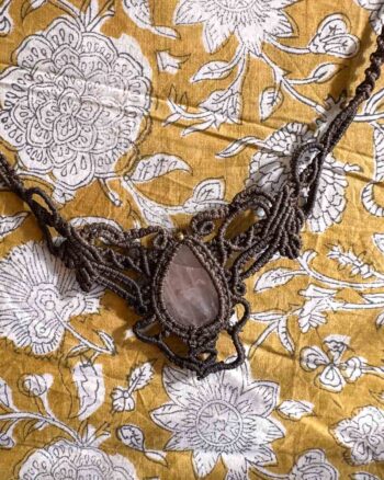 Macramé ketting Sora – handgemaakte boho ketting bruin met zachtroze steen