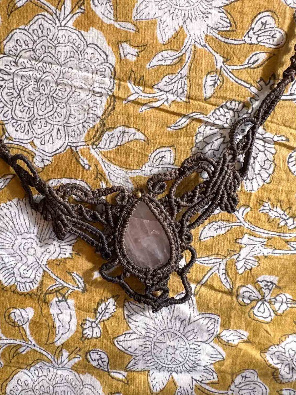 Macramé ketting Sora – handgemaakte boho ketting bruin met zachtroze steen