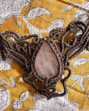 Boho macramé ketting van bruin katoen met zachte roze edelsteen