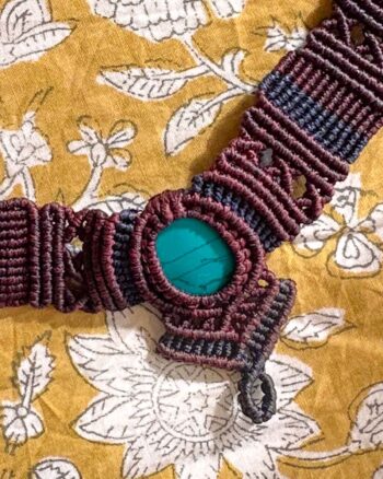 Handgemaakte macramé ketting Nova in bordeaux en donkerblauw met aquakleurige steen