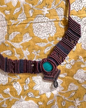 Macramé ketting Nova – handgemaakte boho ketting bordeaux-donkerblauw met aquakleurige steen