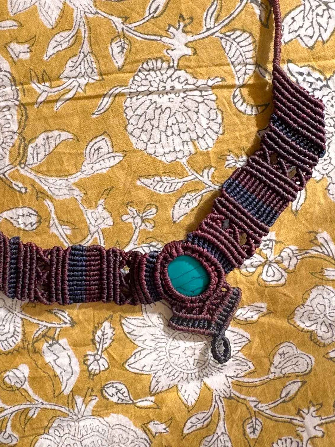 Macramé ketting Nova – handgemaakte boho ketting bordeaux-donkerblauw met aquakleurige steen