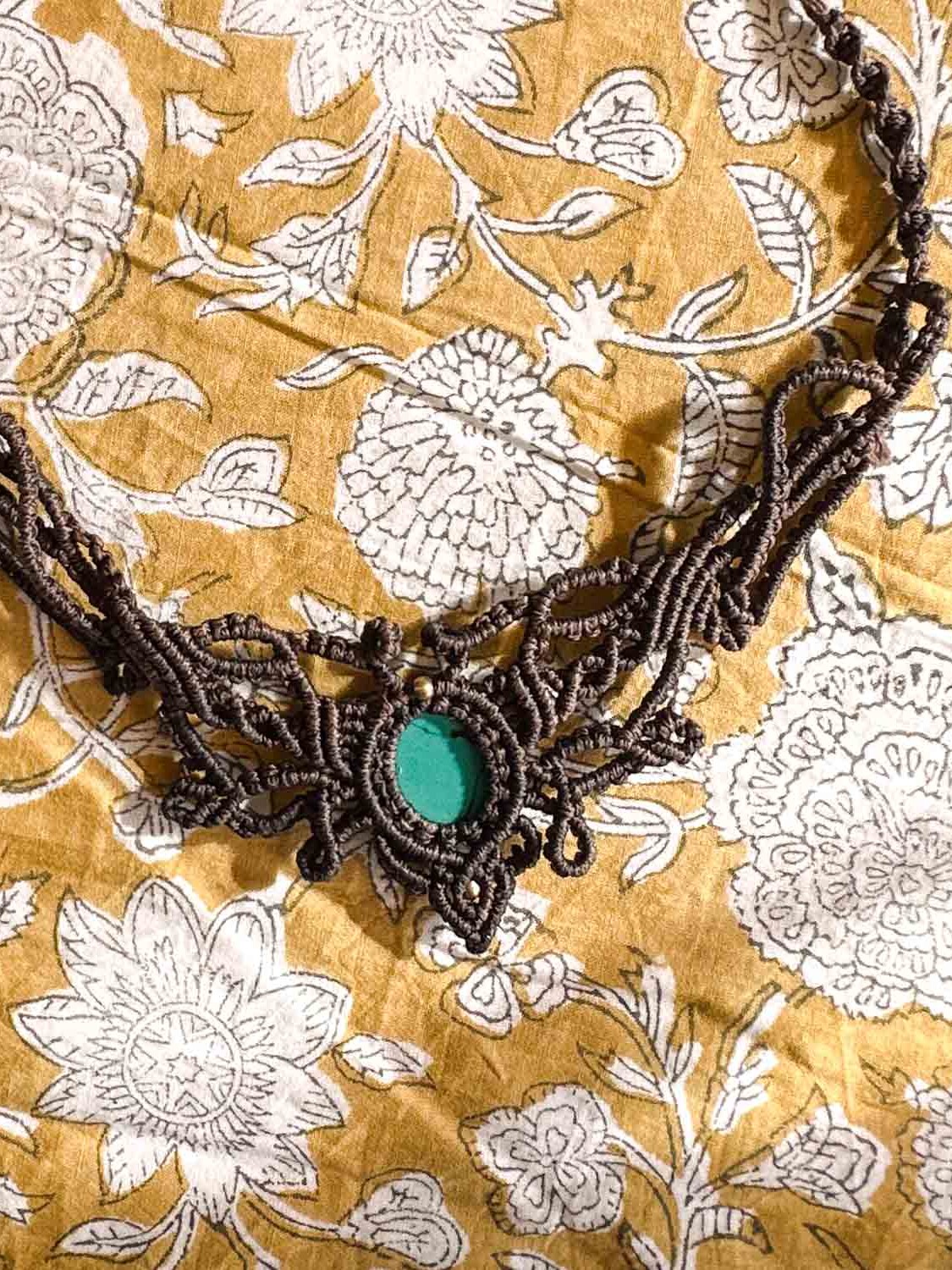 Macramé ketting Lumi – handgemaakte boho ketting met aquakleurige steen