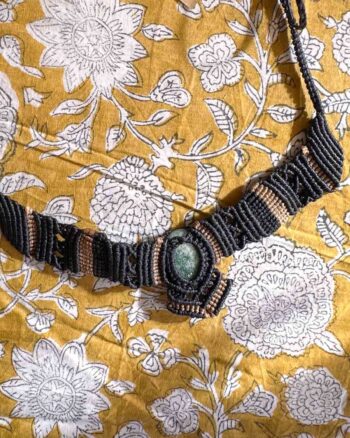 Macramé ketting Gael – handgemaakte boho ketting zwart, grijs en beige met groene steen