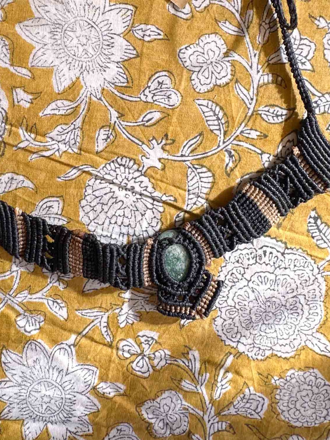 Macramé ketting Gael – handgemaakte boho ketting zwart, grijs en beige met groene steen