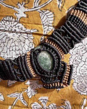 Boho macramé ketting van katoen in zwart, grijs en beige met groene edelsteen