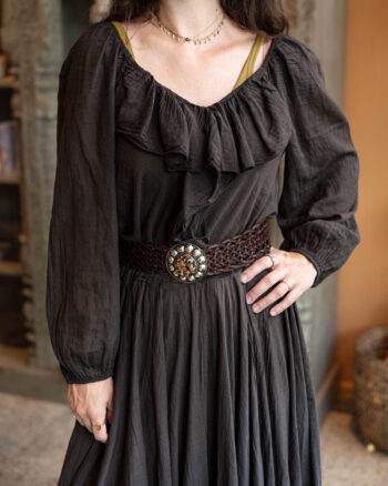 Donkerbruine boho blouse ‘Liora’ met ruche – voorkant