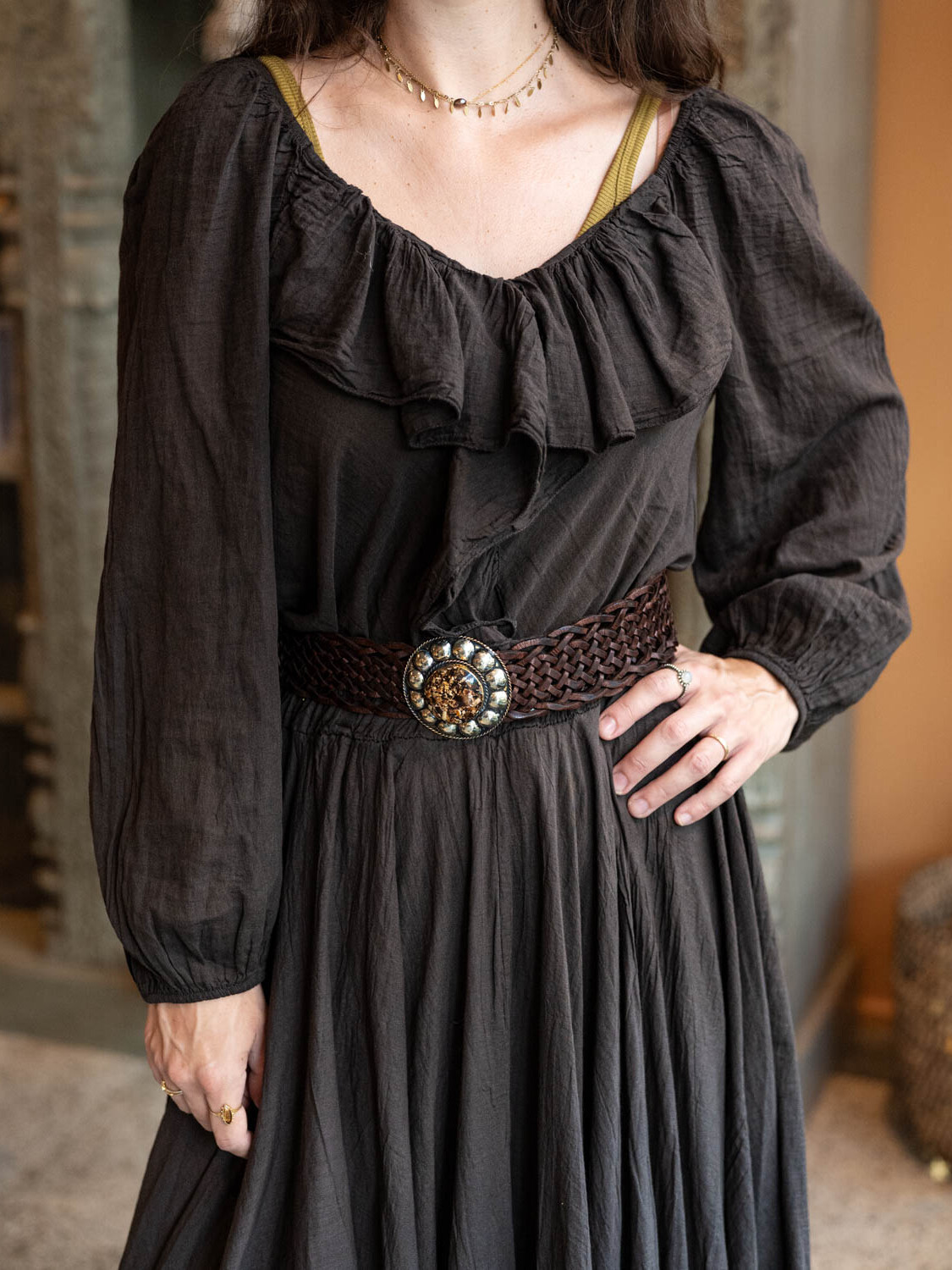 Donkerbruine boho blouse ‘Liora’ met ruche – voorkant