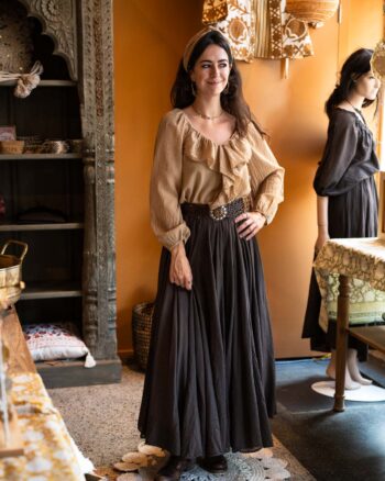 Bohemian blouse ‘Liora’ in beige gecombineerd met Liora rok"