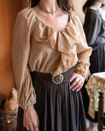 Beige boho blouse ‘Liora’ met ruche – voorkant