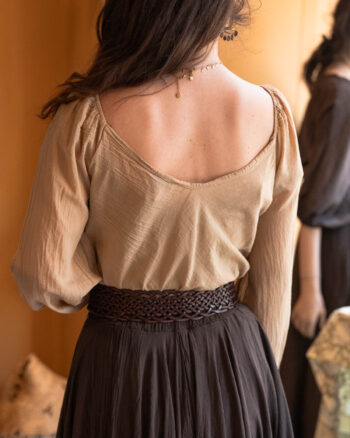Beige boho blouse ‘Liora’ met elegante mouwen – achterkant