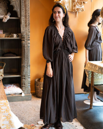 Donkerbruine getailleerde boho jurk ‘Moïse’ met pofmouwen – voorkant