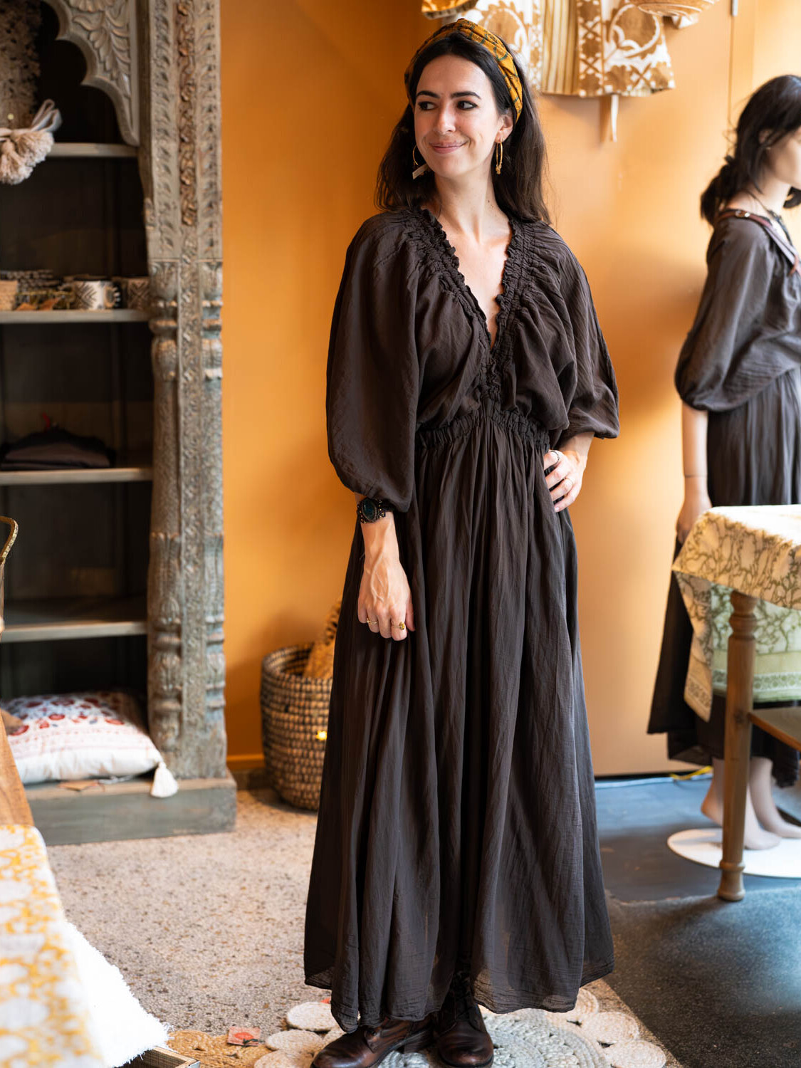 Donkerbruine getailleerde boho jurk ‘Moïse’ met pofmouwen – voorkant